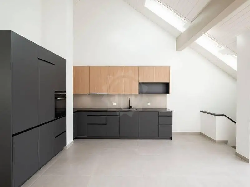 Cuisine; électroménager, lumière naturelle, style moderne, hauteur sous plafond, carrelage