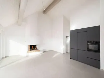 Salon; cheminée, lumière naturelle, style moderne