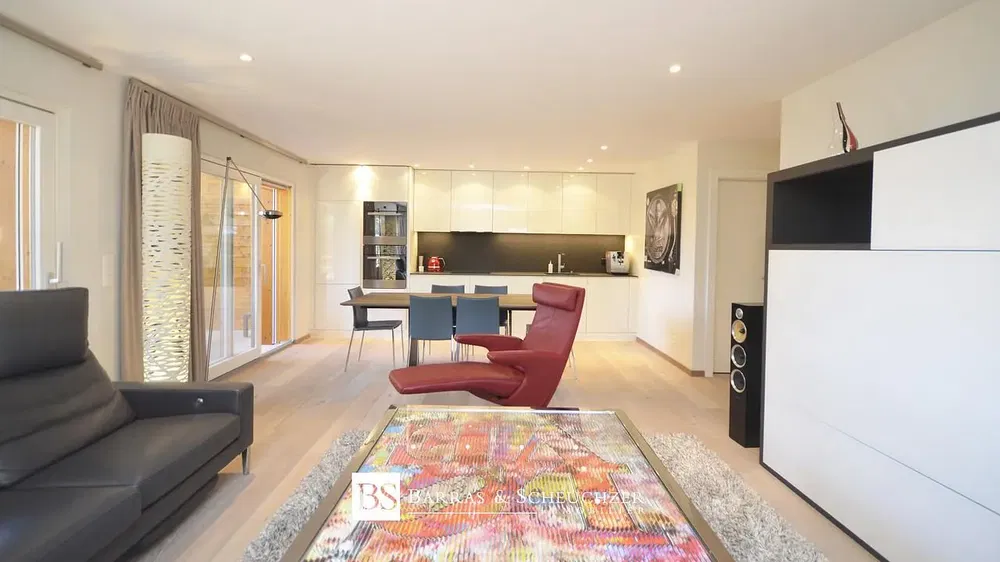 Дневна соба; модерни стил, дрвени под, природно светло