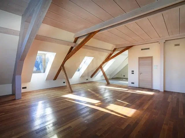 Kinderzimmer; holzboden, holzbalken, tageslicht