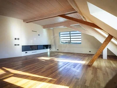 Wohnzimmer; holzboden, tageslicht, holzbalken