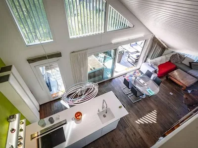 Wohnzimmer; blick, küchengeräte, tageslicht, moderner stil, holzboden