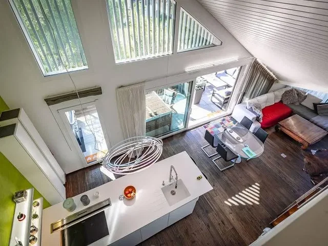 Wohnzimmer; blick, küchengeräte, tageslicht, moderner stil, holzboden