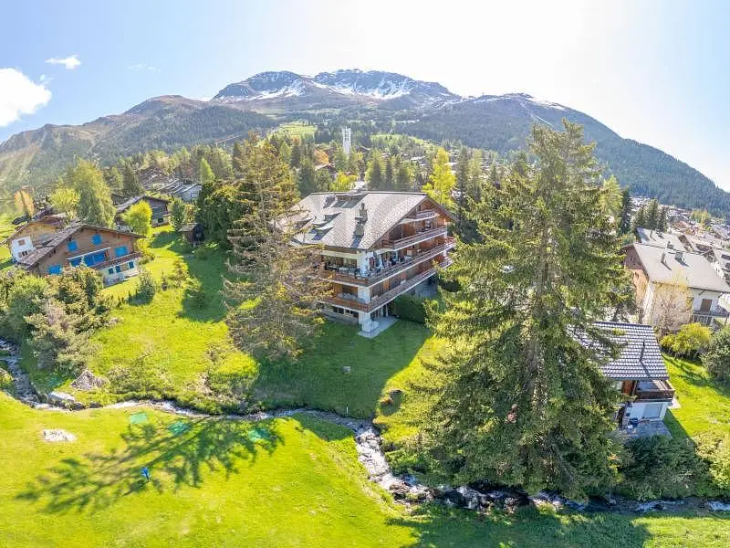 Maison et environs; vue, lumière naturelle