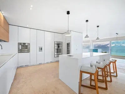 Keuken; keukenapparatuur, uitzicht, natuurlijk licht