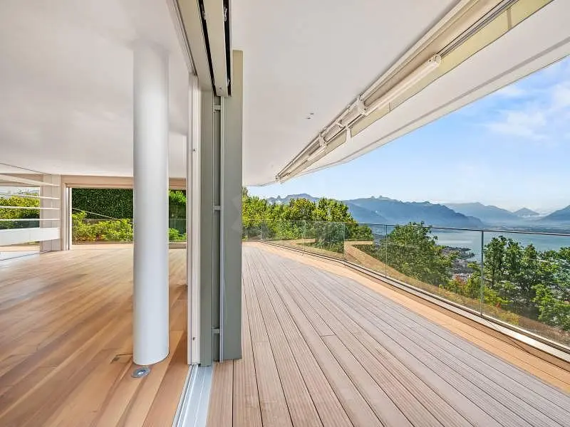 Balkon; uitzicht, houten vloer, natuurlijk licht