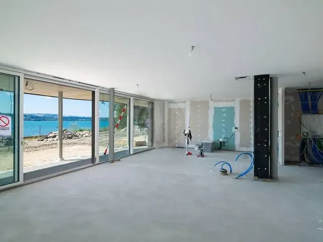 Woonkamer; uitzicht, renovatie nodig, natuurlijk licht