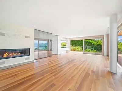 Woonkamer; open haard, houten vloer, natuurlijk licht, uitzicht