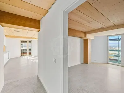 Wohnzimmer; tageslicht, holzbalken, holzboden