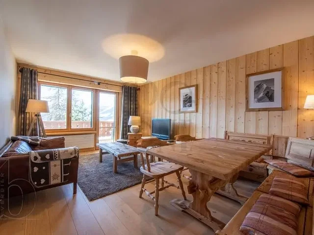 Sala de estar; chão de madeira, vigas de madeira, luz natural, estilo rústico