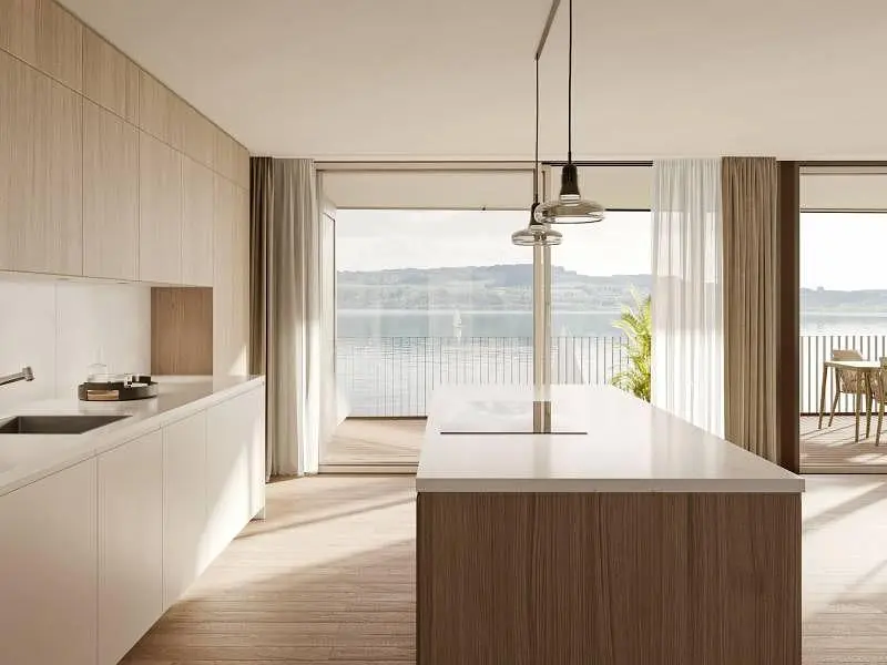 Kuchyně; výhled, přirozené světlo, moderní styl