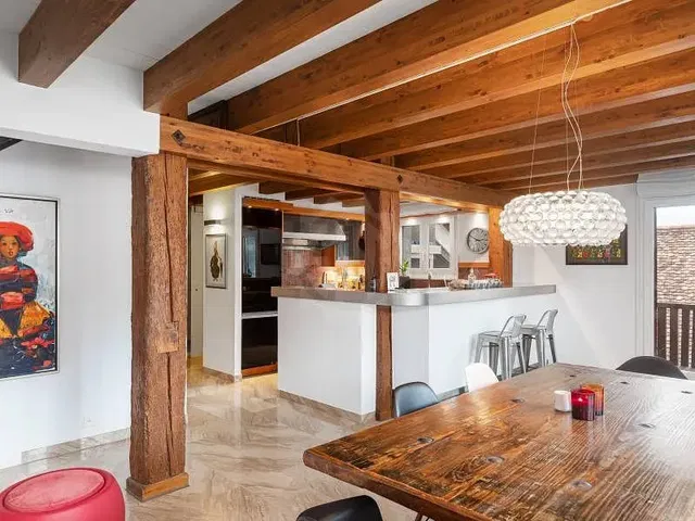 Esszimmer; holzbalken, holzboden, rustikaler stil, tageslicht