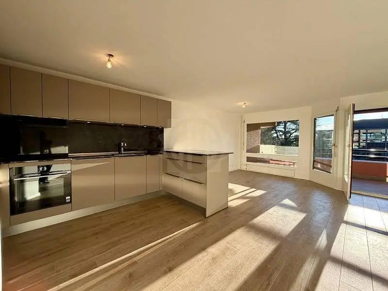 Küche; küchengeräte, tageslicht, moderner stil, holzboden