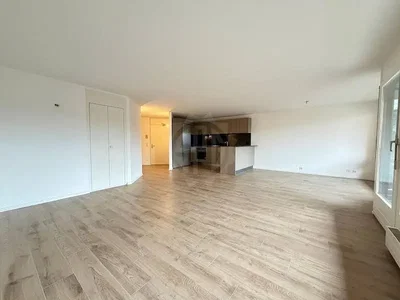 Wohnzimmer; holzboden, tageslicht