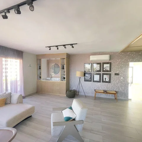 Obývačka; prirodzené svetlo, moderný štýl, dlažba