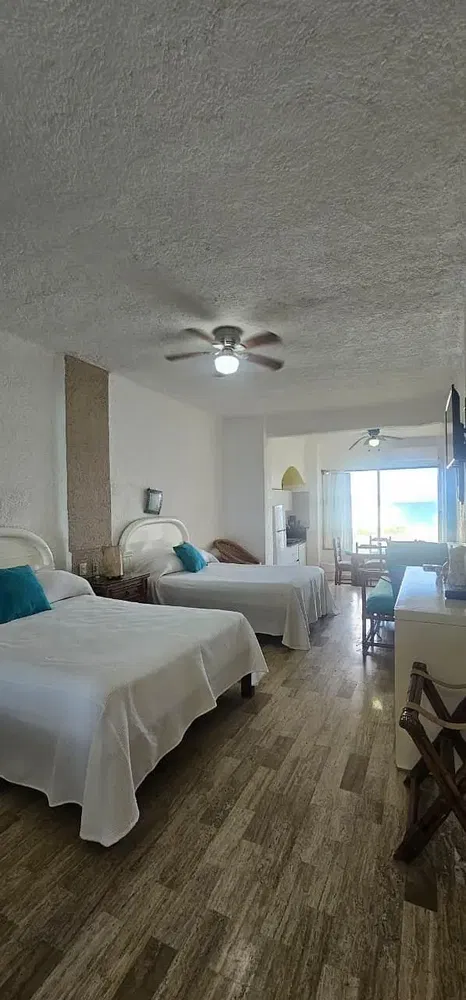 Dormitorio; luz natural, suelo de madera