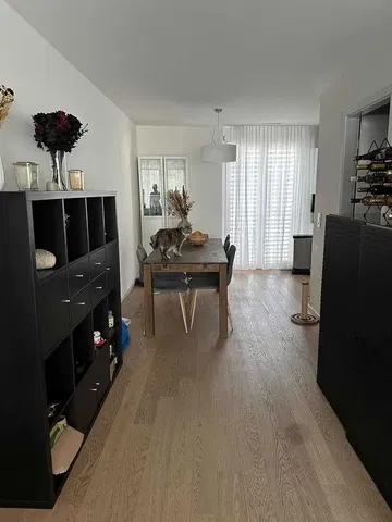 Jedáleň; drevená podlaha, prirodzené svetlo