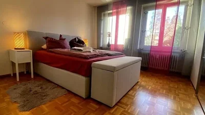Quarto; chão de madeira, luz natural
