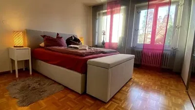 Ložnice; dřevěná podlaha, přirozené světlo