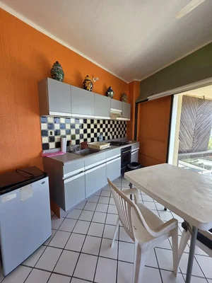 Cuisine; carrelage, lumière naturelle
