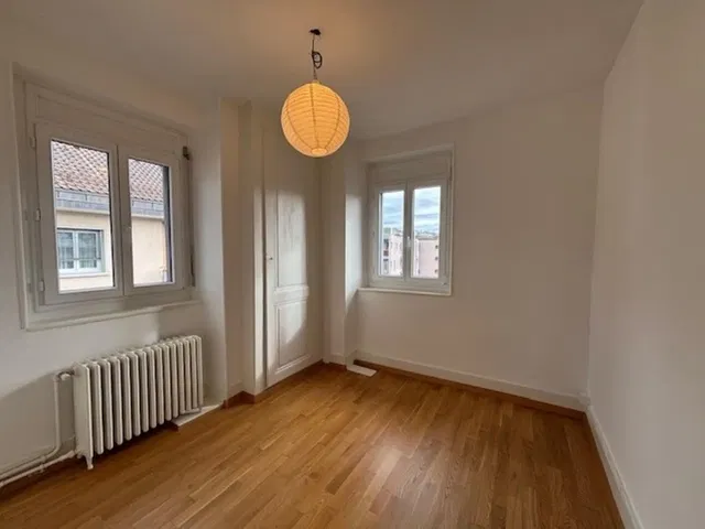 Ložnice; dřevěná podlaha, přirozené světlo