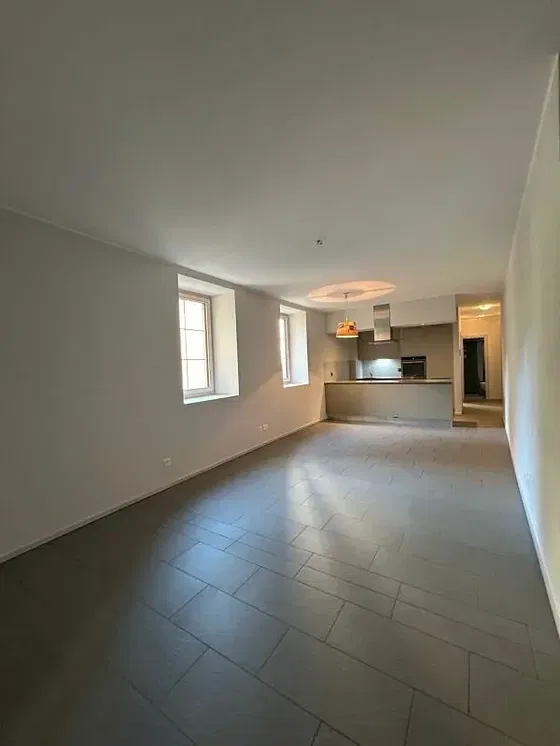 Obývací pokoj; dlažba, přirozené světlo