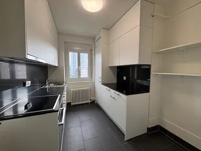 Kuchyně; kuchyňské spotřebiče, dlažba, přirozené světlo