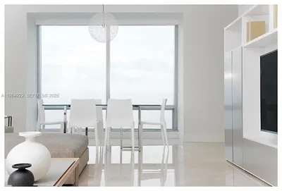 Obývačka; výhľad, moderný štýl, prirodzené svetlo