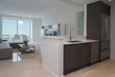 Kuchyňa; výhľad, dlažba, prirodzené svetlo, moderný štýl