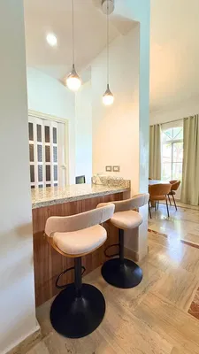 Kuchyně; dlažba, přirozené světlo, moderní styl