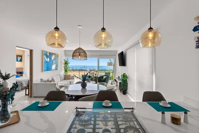 Cocina; vista, electrodomésticos, luz natural, estilo moderno