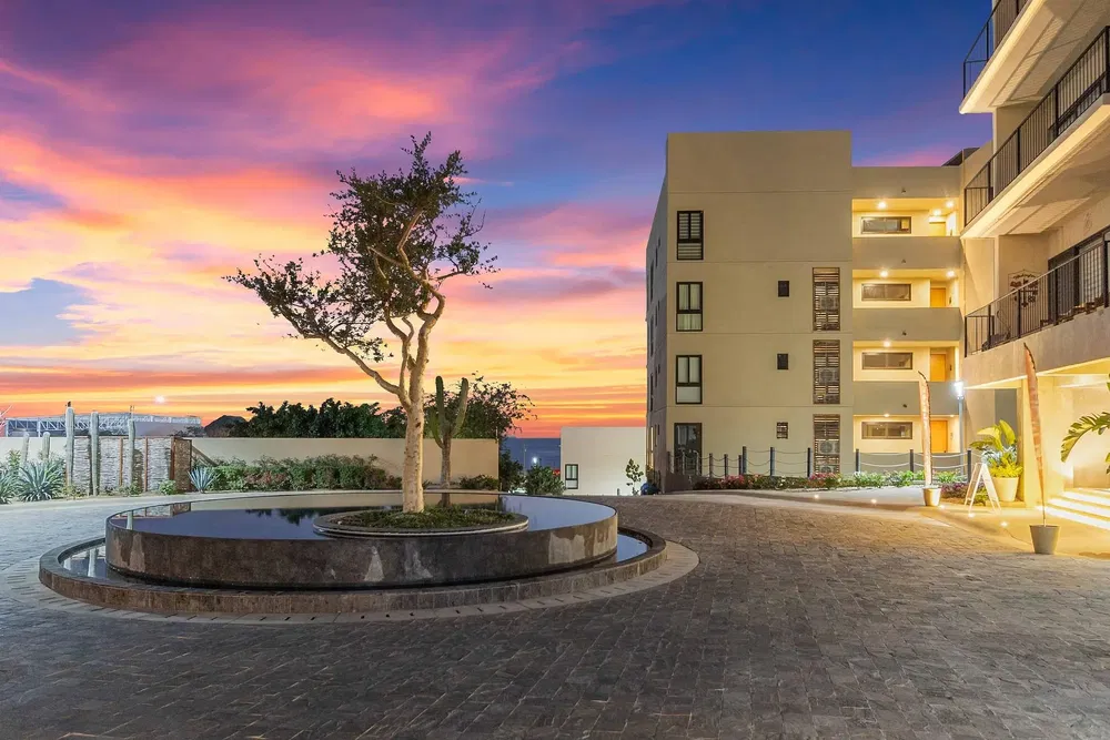 Casa y alrededores; vista, luz natural