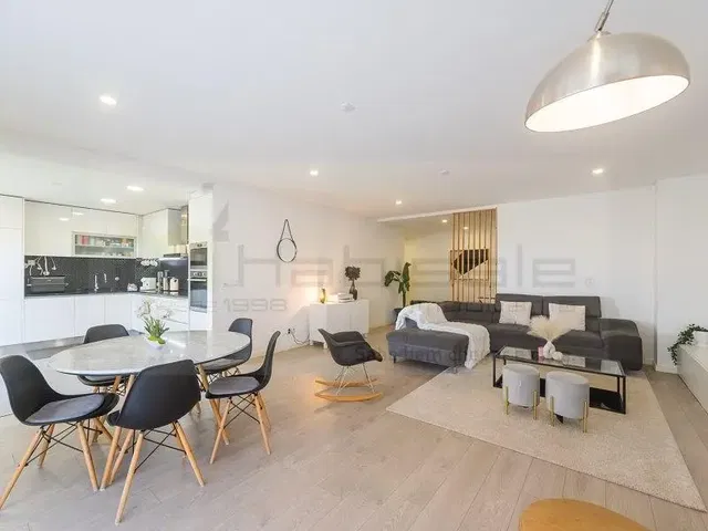 Sala de estar; luz natural, estilo moderno, chão de madeira