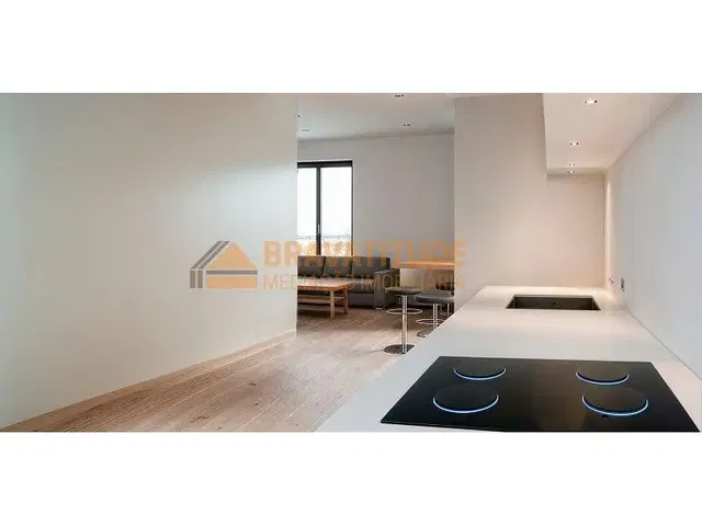 Кухиња; кухињски апарати, дрвени под, природно светло, модерни стил