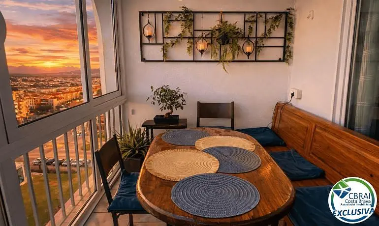 Terraza; vista, suelo de madera, luz natural