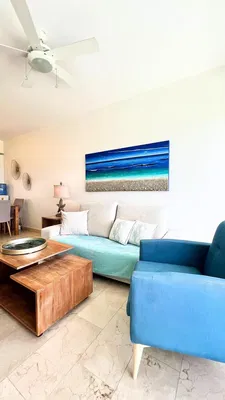 Obývací pokoj; dlažba, přirozené světlo, moderní styl