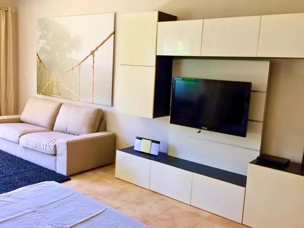 Obývací pokoj; moderní styl, dlažba, přirozené světlo