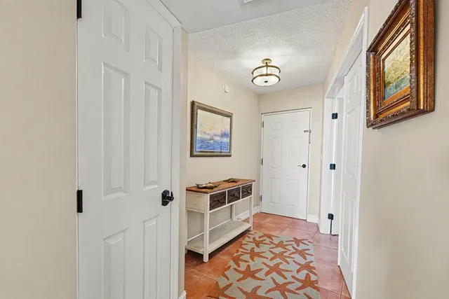 Cloakroom; tile floor, natural light