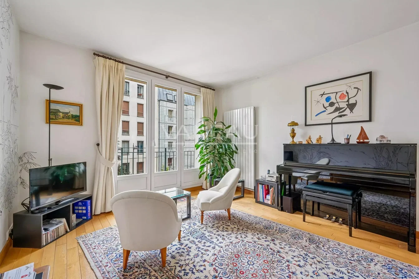 Salon; vue, parquet, lumière naturelle, style moderne