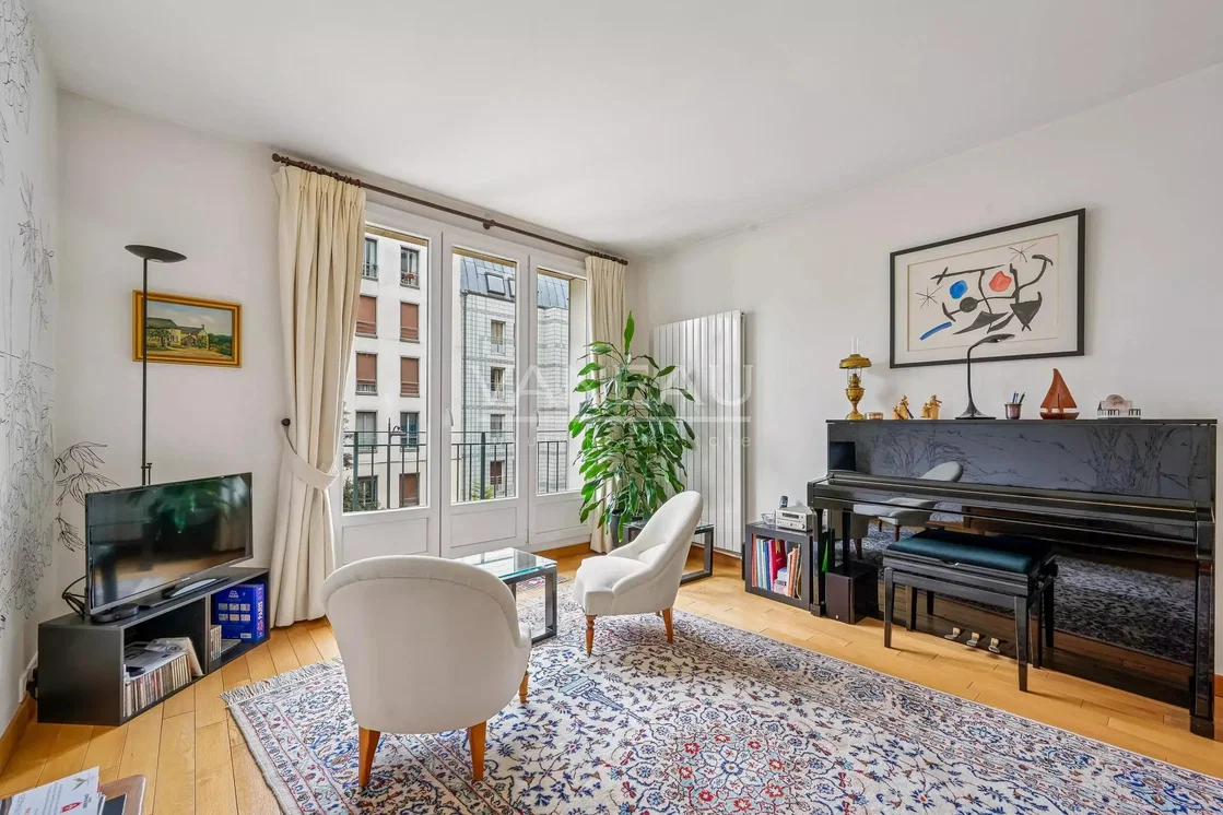 Salon; vue, parquet, lumière naturelle, style moderne