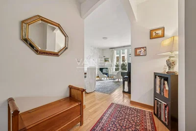 Salon; parquet, lumière naturelle, style moderne