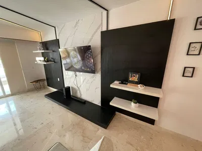 Salón; suelo de baldosas, luz natural, estilo moderno