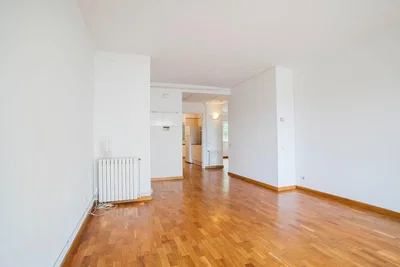 Wohnzimmer; holzboden, tageslicht