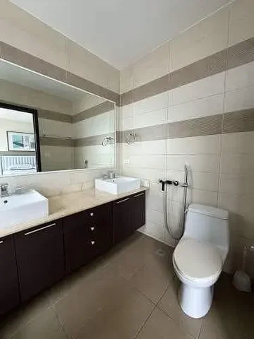 Baño; suelo de baldosas, luz natural, renovado