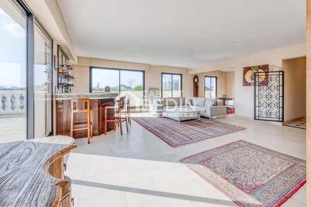 Soggiorno; vista, pavimento in piastrelle, luce naturale, stile moderno