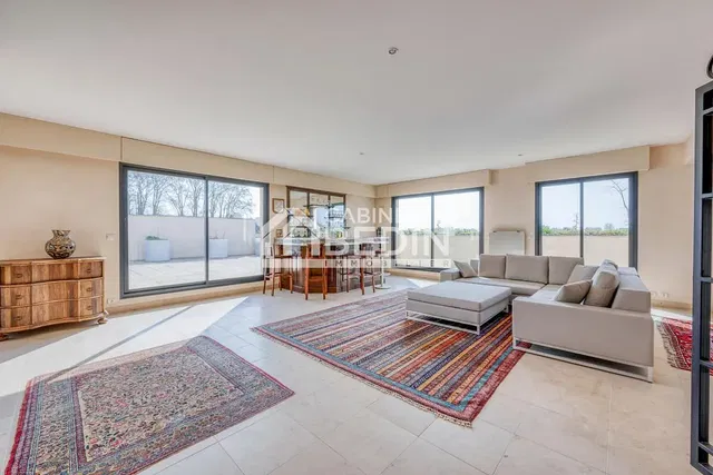 Soggiorno; vista, pavimento in piastrelle, luce naturale