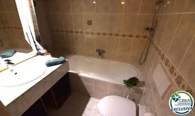 Łazienka; podłoga z płytek, światło dzienne, wyremontowany