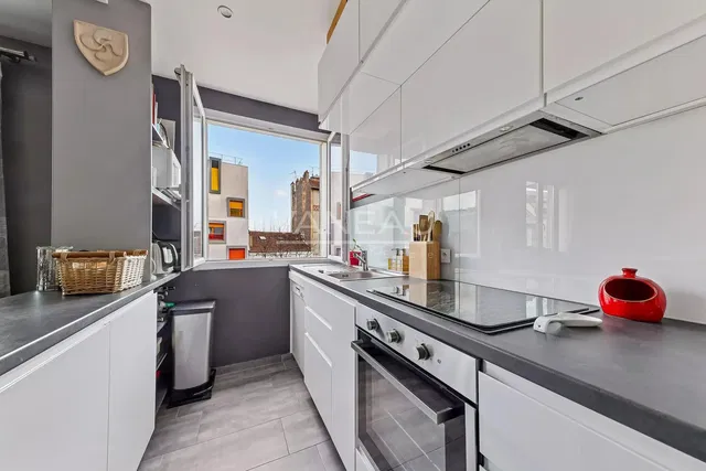 Cucina; elettrodomestici, vista, pavimento in piastrelle, luce naturale, stile moderno