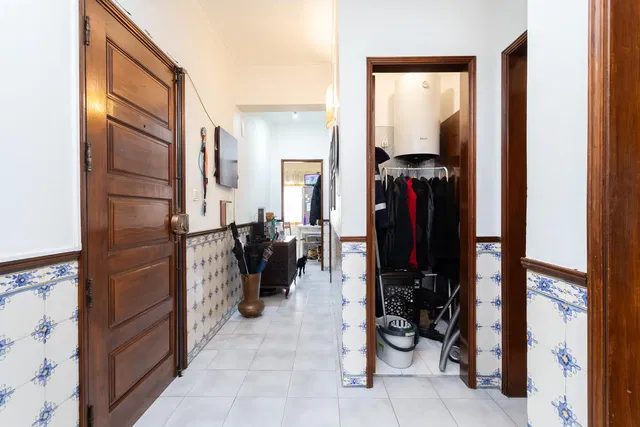 Γκαρνταρόμπα; πλακάκια