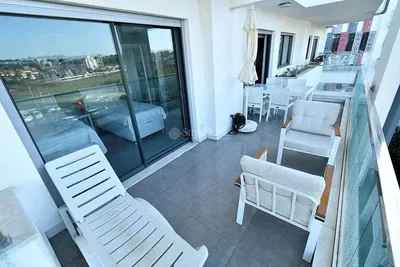 Balkon; výhled, dlažba, přirozené světlo